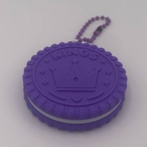 Cookie Kings morada impresa en 3D con diseño de corona en relieve y cadena de llavero
