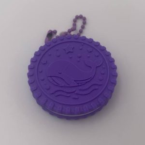 Cookie Whalien morada impresa en 3D con ballena en relieve y cadena de llavero